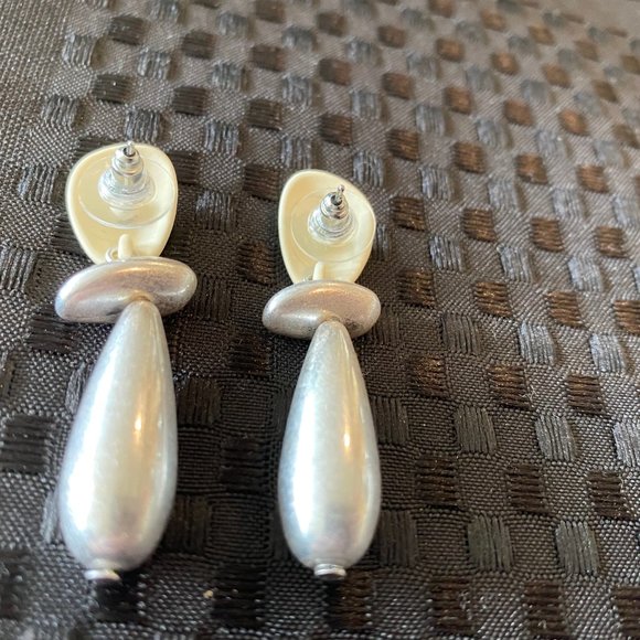 Marla Wynne Cream/Silver tone Adjustable Modern Pendant & Earrings Set - Picture 11 of 11
